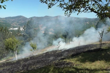 VELIKI POŽAR KOD ALEKSINCA ZBOG NEVREMENA! Dramatičan snimak širi se mrežama, ljudi MOLE ZA POMOĆ! (VIDEO)
