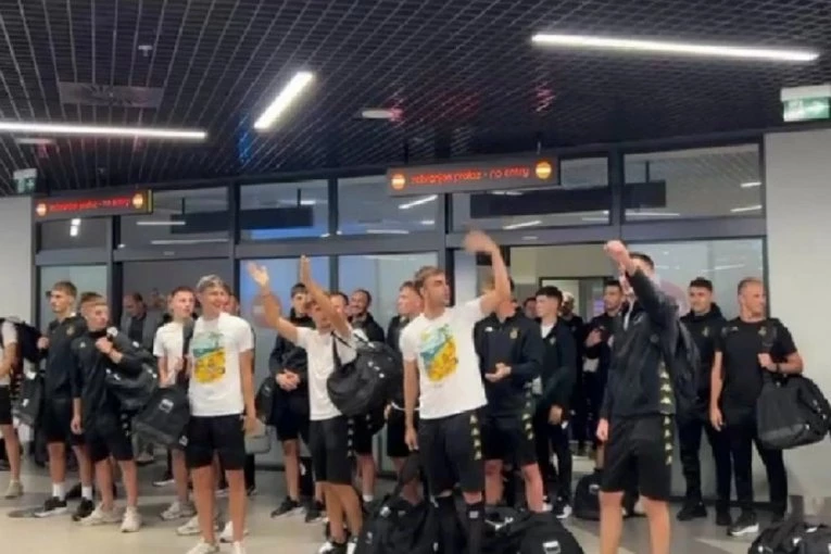 PRAVA ŽURKA NA AERODROMU U BEOGRADU: Najvatreniji navijači Partizana dočekali igrače posle trijumfa u Poljskoj! (VIDEO)