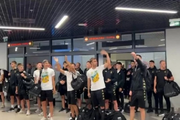PRAVA ŽURKA NA AERODROMU U BEOGRADU: Najvatreniji navijači Partizana dočekali igrače posle trijumfa u Poljskoj! (VIDEO)