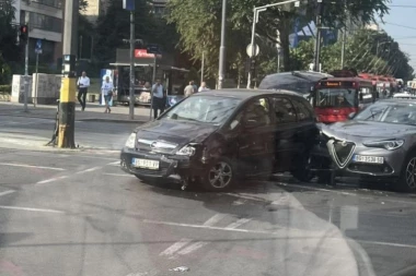 JEZIV SUDAR U CENTRU BEOGRADA! Slupani automobili stoje nasred raskrsnice! (FOTO)