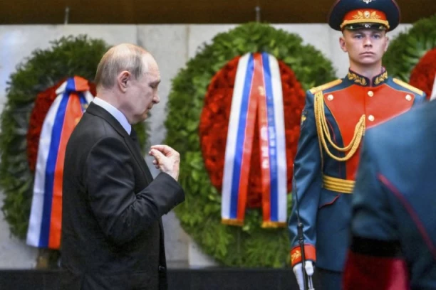 UTUČEN, ZAMIŠLJEN, SA SUZAMA U OČIMA: Ovakvog Vladimira Putina još niste videli! Predsednik Rusije oprostio se od preminule, drage koleginice (FOTO)