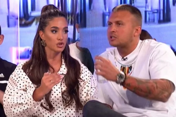 VODITELJ HITNO IZVEO ANĐELU ĐURIČIĆ! Nagli PREKID emisije, tajna kamera usnimila SKANDAL sa Stefanom Karićem na Pinku!