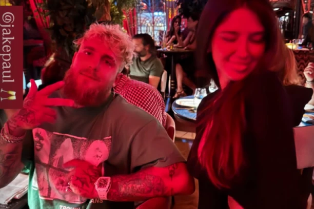 ĐINA DŽINOVIĆ UHVAĆENA U AKCIJI SA DŽEJKOM POLOM: Procurila bliska fotka iz njenog telefona, on digao TRI PRSTA usred Monte Karla! (FOTO)