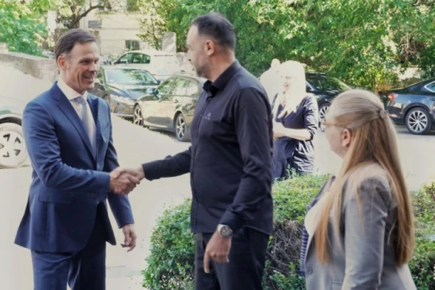 Ministar Mali obišao Upravu za trezor u Knjaževcu