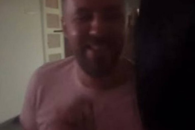 Korda se ljubi sa nepoznatom devojkom