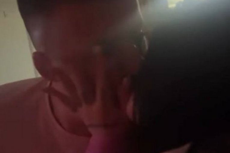 Korda se ljubi sa nepoznatom devojkom