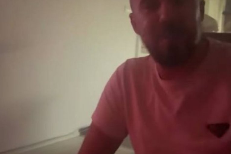 Korda se ljubi sa nepoznatom devojkom