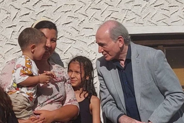 Ministar Krkobabić u poseti šestočlanoj porodici u selu Valakonje Opštine Boljevac