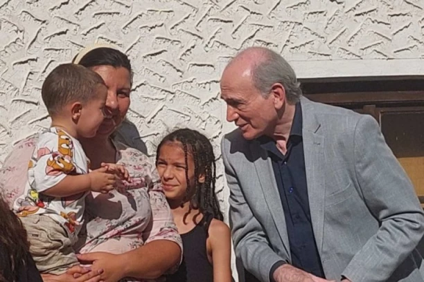 Ministar Krkobabić u poseti šestočlanoj porodici u selu Valakonje Opštine Boljevac