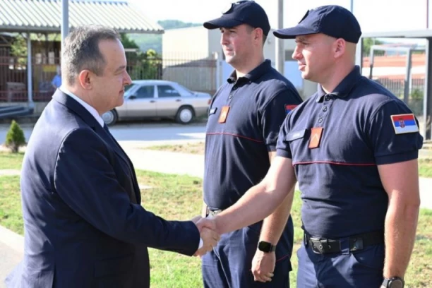 "MUP JE STUB STABILNOSTI GRAĐANA I DRŽAVE": Ivica Dačić obišao Vatrogasno - spasilačko odeljenje i policijsku stanicu u Knjaževcu