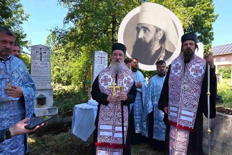 MOLITVA KOJA JE GANULA CELA PLJEVLJA: Dvojica vladika služili parastos Patrijarhu Varnavi pred grobom njegovih roditelja i braće