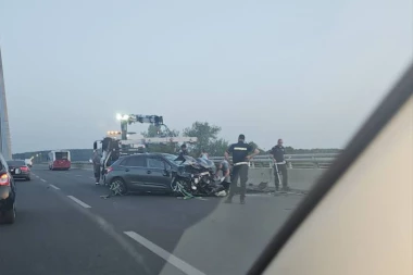 UDES NA MOSTU NA ADI! Automobil se sudario sa drugim vozilom, prednji deo auta SMRSKAN! (FOTO)