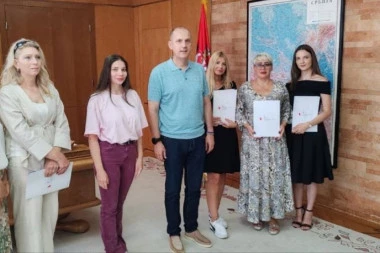 PRAVA JE STVAR ŽIVETI U SVOJOJ ZEMLJI! Lončar uručio ugovore o radu: Dobili ih zdravstveni radnici koji su se vratili iz inostranstva