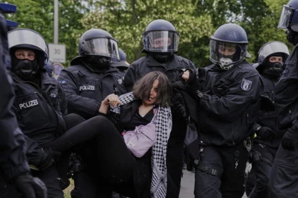 ŠOK SNIMAK IZ BERLINA: Policija nasrnula na novinarku, a blokaderi u Srbiji pričaju o diktaturi?! (VIDEO)