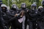 ŠOK SNIMAK IZ BERLINA: Policija nasrnula na novinarku, a blokaderi u Srbiji pričaju o diktaturi?! (VIDEO)