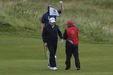 OGROMNO OBEZBEĐENJE ZA TRAMPA: Amerikanac stigao u svoje odmaralište u Škotskoj, pa zaigrao golf, građani protestovali (VIDEO)