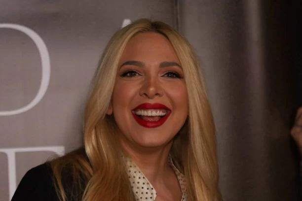 MILICA TODOROROVIĆ PRVI PUT U JAVNOSTI PROŠETALA STOMAK! Pevačica broji sitno, ON SE NE ODVAJA OD NJE!