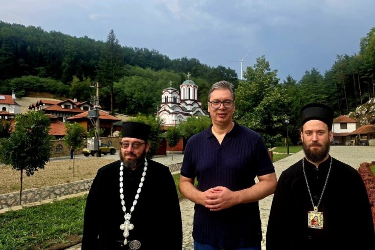 "GRADIĆEMO MODERNU SRBIJU UKORENJENU U VERI I ISTORIJI": Predsednik Vučić poslao snažnu poruku iz manastira Tumane
