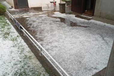 JAKO NEVREME POGODILO TOPOLU! Padao grad veličine lešnika: U Aranđelovcu zbog vetra "odleteo" krov sa zgrade