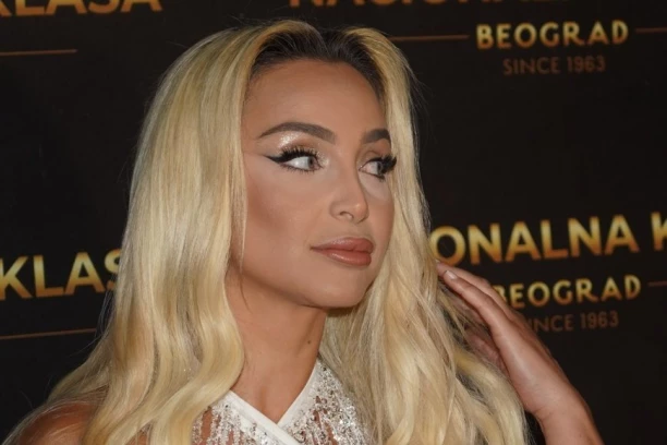 MAJA BEROVIĆ VAN SEBE OD BRIGE ZBOG SINA! Pevačica sa mužem otišla na MORE, a malog Lava čuva DADILJA: "Non-stop smo na telefonu"