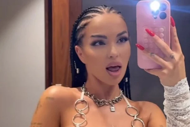 VRELOJ DŽEHVI VISI KATANAC PREKO GRUDI: Pevačica izašla na nastup u BRUSU, oko vrata LANAC - svi gledaju u OVAJ DETALJ i gutaju knedle! (FOTO)