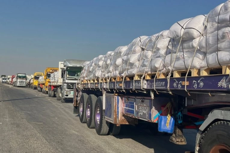 SAD SU POSTALI VELIKI HUMANITARCI: Izrael pustio kamione sa hranom u Pojas Gaze, objavljena "taktička pauza" (VIDEO)