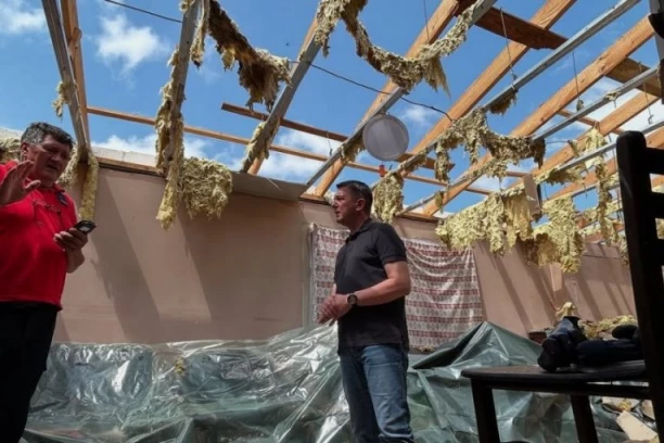 STRAVIČNO NEVREME POGODILO GORNJI MILANOVAC: Oluja nosila crepove sa krovova, oštećene kuće i pomoćni objekti (FOTO)