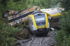 TERETNJAK PROŠAO KROZ CRVENO?! Stravični detalji sudara vozova: U kompoziciji bilo pedesetak ljudi, IMA TEŠKO POVREĐENIH!