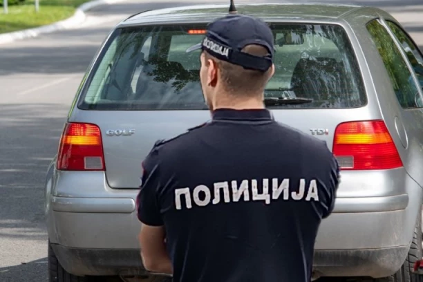 DA LI STE OVO NEKAD PRIMETILI? Zašto policajac dodiruje prtljažnik kada vas zaustavi: Razlog je jednostavan, ali genijalan