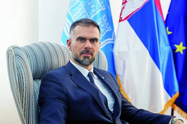 "PALJENJE NOVOGODIŠNJE DEKORACIJE U NOVOM SADU NIJE SLUČAJAN INCIDENT!" Oglasio se gradonačelnik Mićin: Ne pristajemo na nasilje, vandalizam i politiku straha! (FOTO)