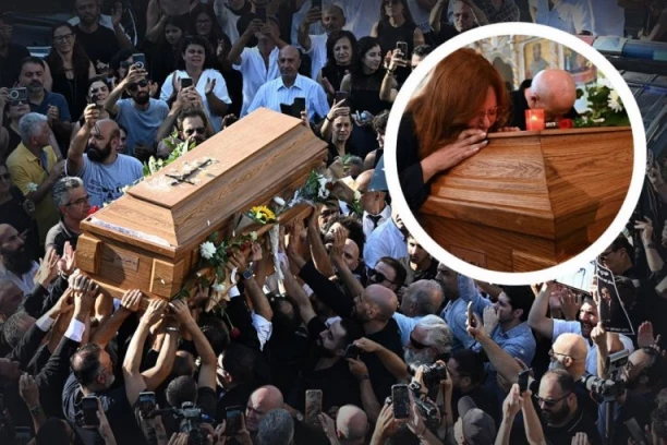 POTRESNE SCENE NA SAHRANI SLAVNOG MUZIČARA: Suze, molitva i pesma za poslednji oproštaj