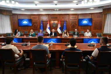 Ministar akademik Bela Balint ispratio srpsku reprezentaciju na predstojeću Olimpijadu iz veštačke inteligencije u Kini (FOTO)