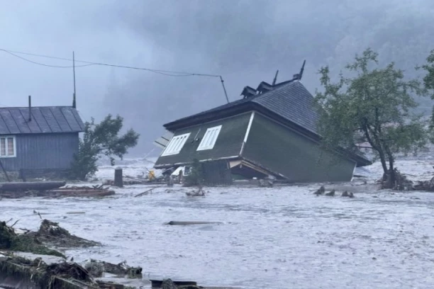 SMRTONOSNE POPLAVE: Najmanje 90 mrtvih, čitava sela pod vodom - tri milona grla stoke stradalo! (VIDEO)