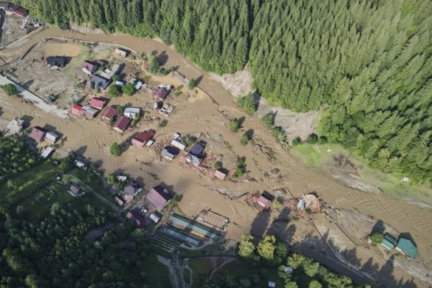 POPLAVE POGODILE TURISTIČKI HIT, NAJMANJE TROJE MRTVIH: Četiri osobe nestale, naložena hitna evakuacija