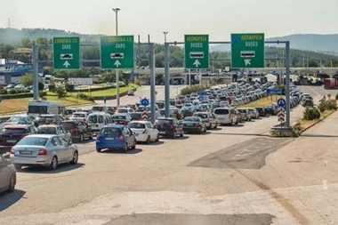 POTPUNI KOLAPS SAOBRAĆAJA! NA OVOM GRANIČNOM PRELAZU SE ČEKA REKORDNIH ŠEST SATI! AMSS objavio trenutno stanje na terenu