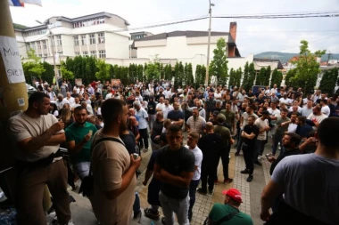 BLOKADERI OPET PRAVE LOM! Večeras otišli na adresu gradonačelnika Kragujevca, u Novom Pazaru prolazili pored zgrade rektorke Zane Dolićanin....!