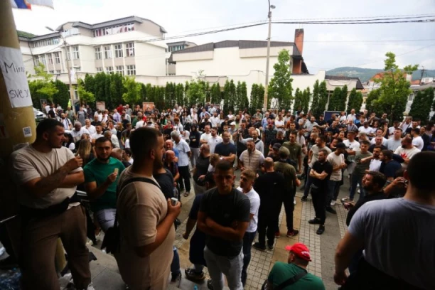 BLOKADERI OPET PRAVE LOM! Večeras otišli na adresu gradonačelnika Kragujevca, u Novom Pazaru prolazili pored zgrade rektorke Zane Dolićanin....!