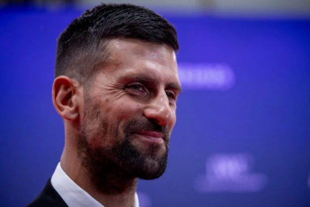 NEVIĐENO PONAŠANJE NOVAKA NA ODMORU: Kad niko ne gleda, on radi OVO – pravi džentlmen ili ludost? (FOTO)