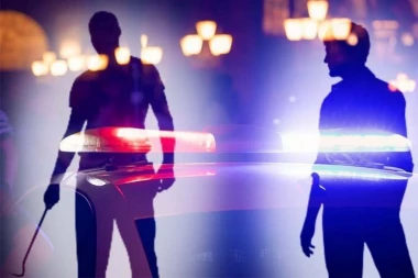 KRVAVA TUČA U BEOGRADU! Muškarac pravio haos u Zemunu, pa pajserom BRUTALNO PRETUKAO mladića! (UZNEMIRUJUĆI VIDEO)