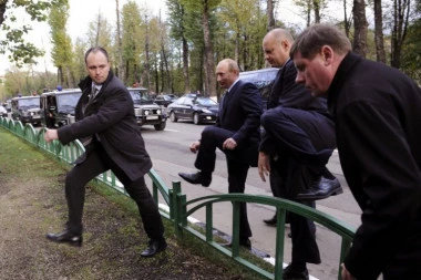KAKVO MU JE OVO ORUŽJE U RUKAMA? Putinov telohranitelj šokirao sve kad su videli šta je NOSIO sa sobom (VIDEO)