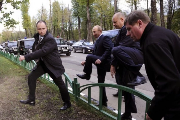 KAKVO MU JE OVO ORUŽJE U RUKAMA? Putinov telohranitelj šokirao sve kad su videli šta je NOSIO sa sobom (VIDEO)