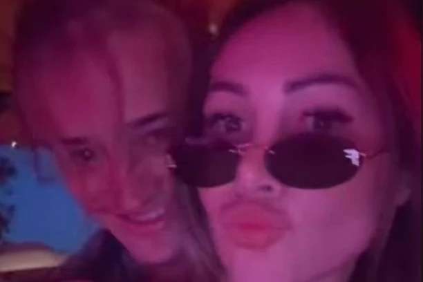 NA KORAK OD VRELE AKCIJE! Maca Diskrecija objavila VRUĆI ples sa nepoznatim muškarcem, PA KRENULA SA PIPKANJEM! (VIDEO)