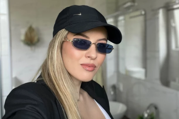 KAKO SE NAŠMINKATI PO VRUĆINI: Naša influenserka pokazuje savete zlata vredne - ovako se lice ne masti, a vi blistate (VIDEO)