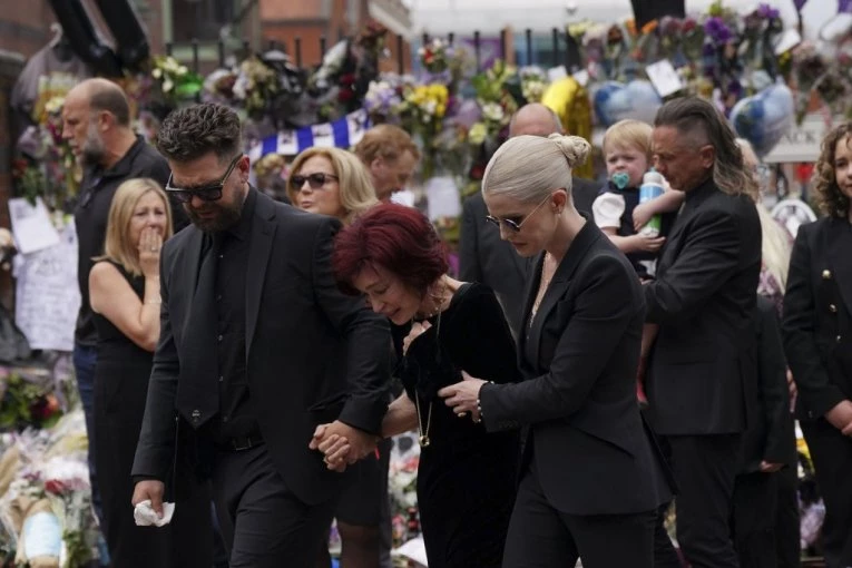 TERALA GA DA NOSI JAKNU U KOJOJ JOJ SE OTAC UBIO! Njegovoj sestri dala KRVAVU kosu! Najjezivija ispovest porodice pevača LEDI KRV U ŽILAMA!