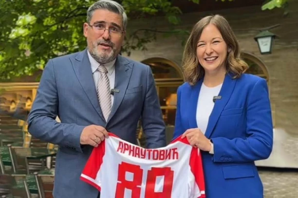 "MARKOV ZADATAK JE DA UVEDE ZVEZDU U LIGU ŠAMPIONA, A MOJ SRBIJU U EU"! Ministar Starović uručio neobičan poklon koleginici iz Austrije! (VIDEO)