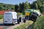 STRAVIČAN DETALJ NESREĆE U KOJOJ JE POGINULA I BEBA! Autom prešao u njegovu traku, pa otišao pod točkove kamiona! (FOTO)