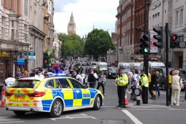 STRAVIČNA NEZGODA! Dizalica od 12 tona priklještila radnike, među njima i mladić iz BiH!