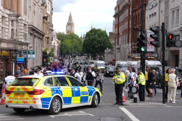 STRAVIČNA NEZGODA! Dizalica od 12 tona priklještila radnike, među njima i mladić iz BiH!