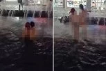 SKANDALOZNO! Devojke GOLE ušle u fontanu u centru Beograda: Prolaznici ih posmatrali u neverici, a ovo je potpuni ŠOK (VIDEO)