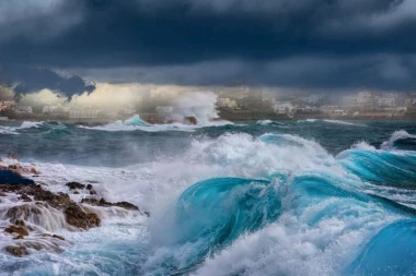 APOKALIPTIČNI PRIZORI SA OMILJENIH SRPSKIH LETOVALIŠTA! Talasi preplavili plažu: Strašno nevreme u Grčkoj, nebo se zacrnelo za minut (VIDEO)